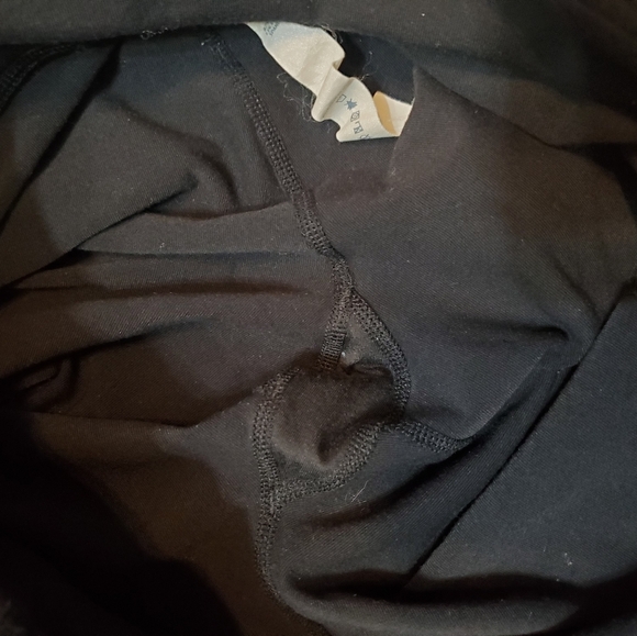 Lululemon cropped pants. Black. Ruched detail. Open at lower back. 18". Size 10. - Picture 7 of 12